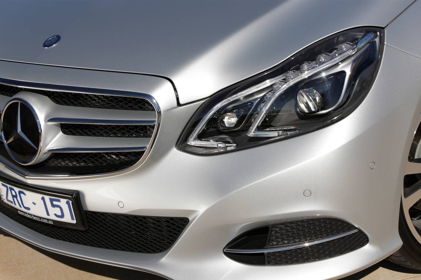 Mercedes Cars - News: Benz introduces Active Multibeam LED headlights
