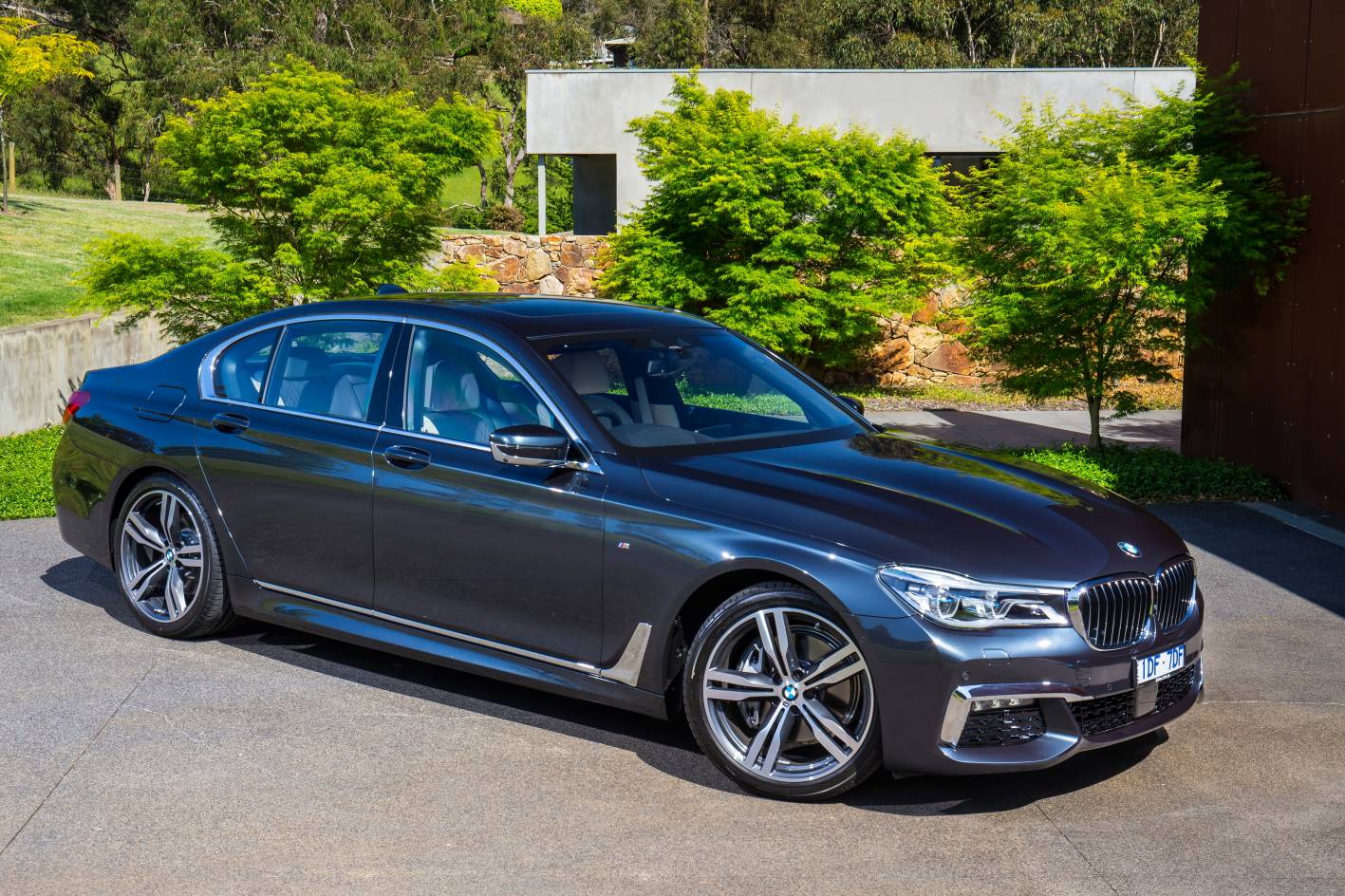 2016 BMW 740i front quarter