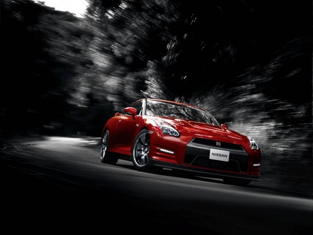 2014-Nissan-GT-R-front