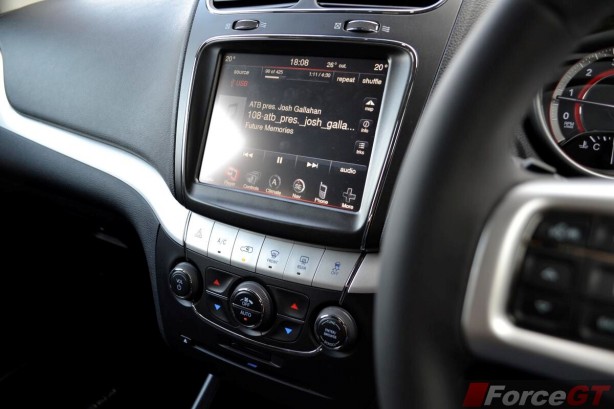 Fiat Freemont Review-2013 Fiat Freemont Lounge 8.4-inch touch-screen