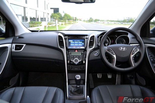 2013-Hyundai-i30-SR-interior