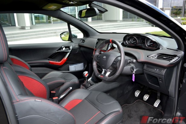 2013-Peugeot-208GTI-interior2