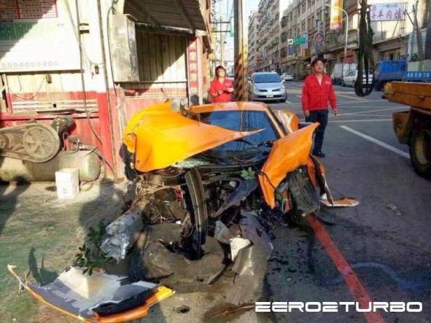 McLaren MP4-12C crashed into pole in Taiwan front