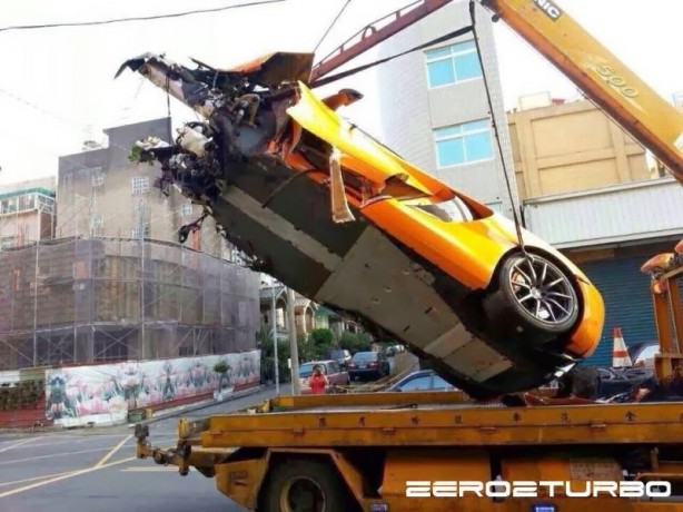 McLaren MP4-12C crashed into pole in Taiwan loaded onto truck