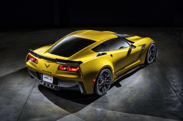 2015-Chevrolet-Corvette-Z06-rear-quarter