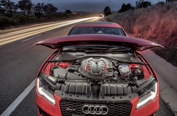 2014-Audi-RS7-Sportback-engine3