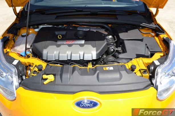 2014-Ford-Focus-ST-engine