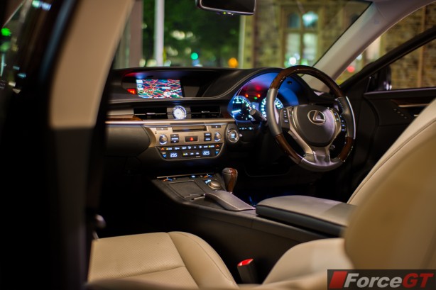 2014 Lexus ES350 interior