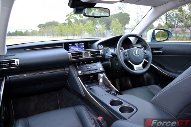 2014-Lexus-IS300h-cabin