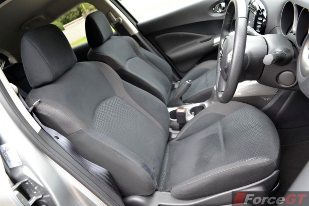 2014 Nissan Juke ST-S front seats