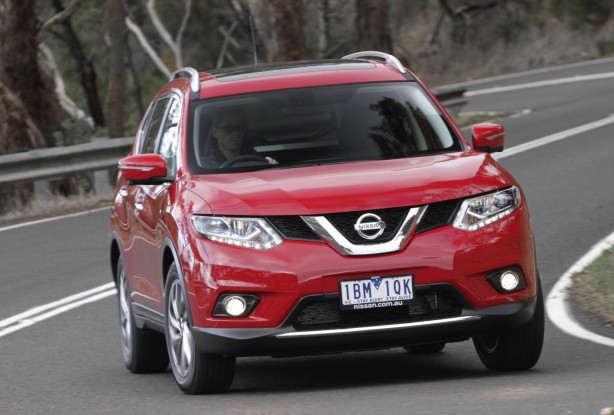 2014-Nissan-X-TRAIL-front-rolling