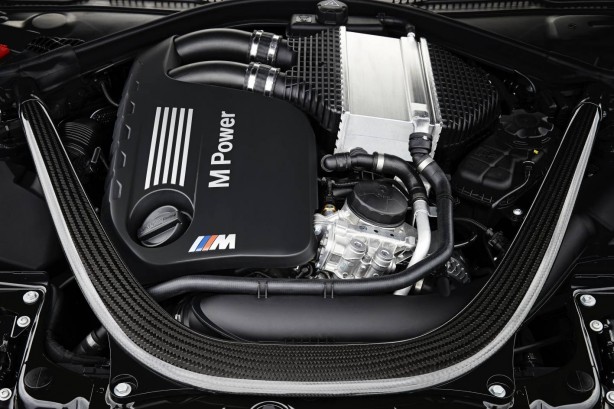 2015-BMW-M4-Convertible-engine