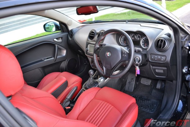2014-Alfa-Romeo-MiTo-interior