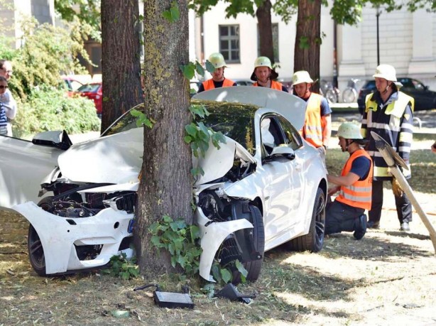 2014 BMW M4 coupe crash front-3