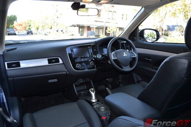2014-Mitsubishi-Outlander-PHEV-dashboard