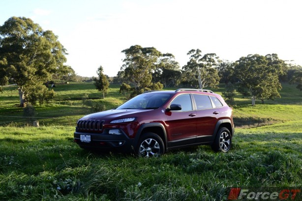 2014 Jeep Cherokee Trailhawk front quarter