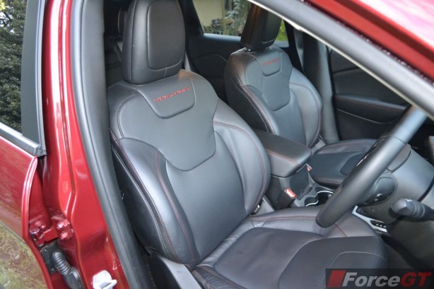 2014 Jeep Cherokee Trailhawk front seats