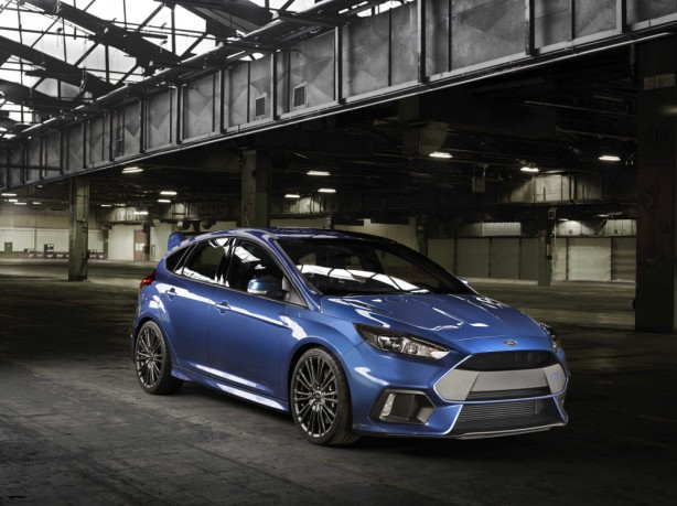 2016 Ford Focus RS front quarter-1