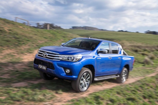 2016-toyota-hilux-front2
