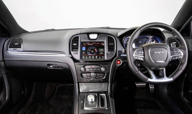 2015-chrysler-300-srt-facelift-interior