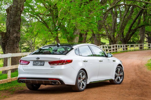 2016-kia-optima-gt-rear-quarter