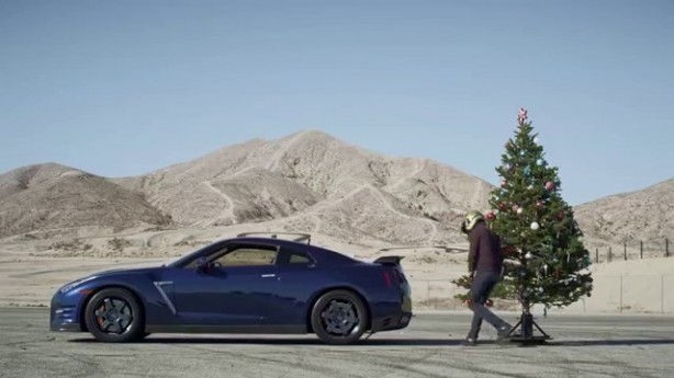 Undecorating the Christmas Tree with a Nissan GT-R <div class=