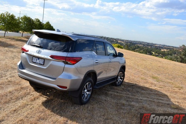 2016-toyota-fortuner-top-rear