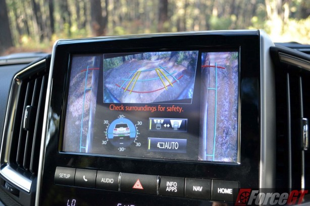 2016-toyota-landcruiser-sahara-in-car-screen
