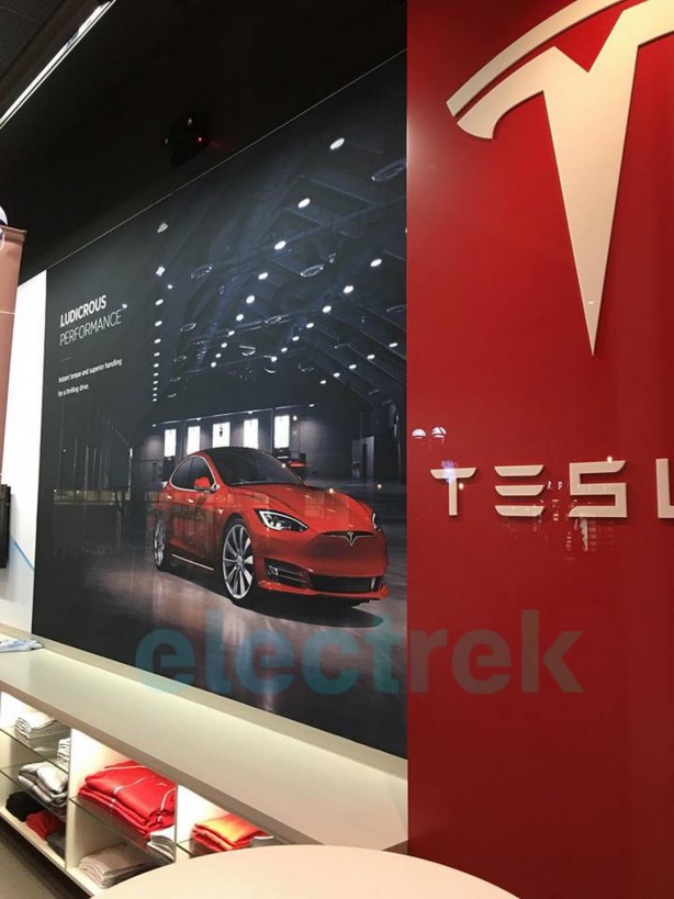 Tesla-Model-S-2017-facelift-tesla-store
