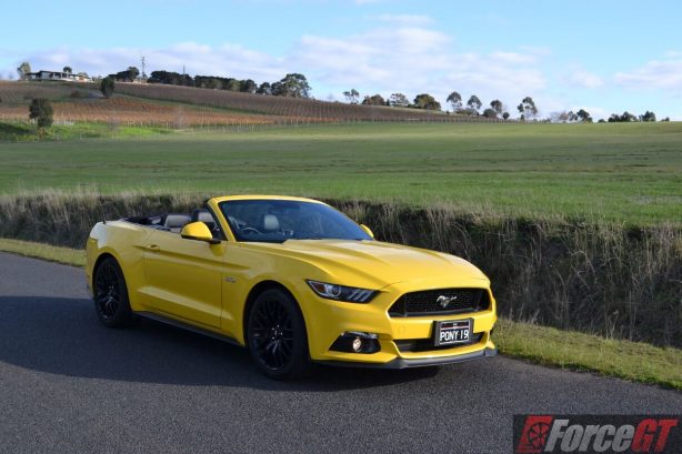 2016-ford-mustang-gt-convertible-front-quarter2-roof-down