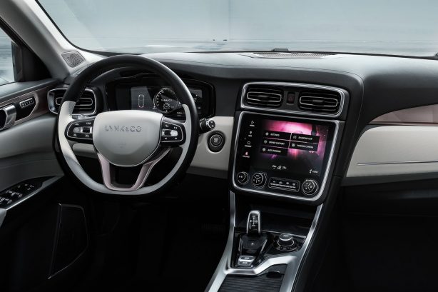 geely-lynk-co-01-dashboard