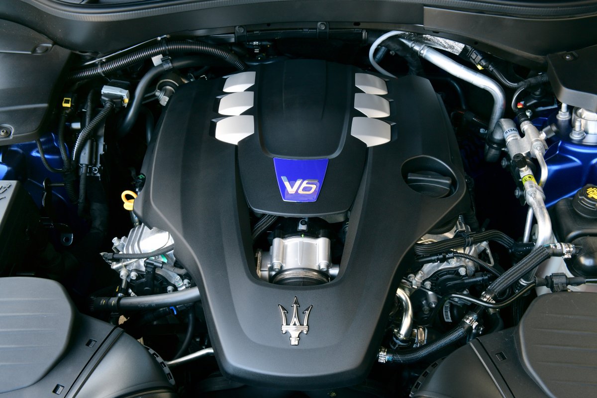 Двигатель мазерати. Мазерати Леванте двигатель. Maserati Levante 250лс двигатель. Maserati моторы v6. Maserati Levante 250ph 4 цилиндра дизель двигатель.