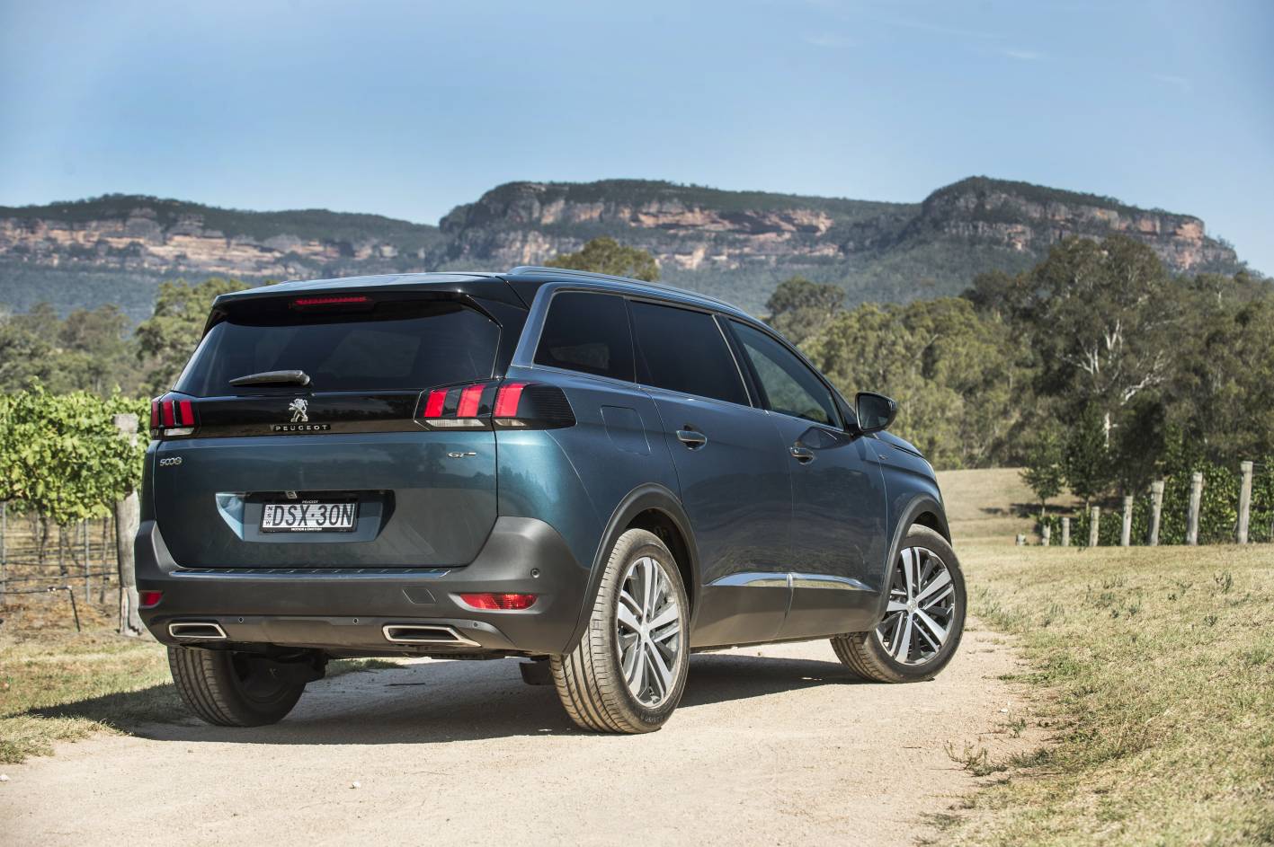 Peugeot 5008 7-seater SUV promises benchmark space and versatility - ForceGT.com