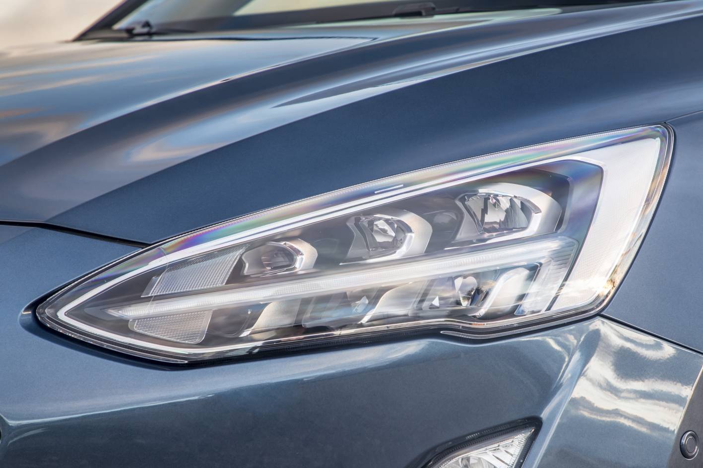 2019-ford-focus-titanium-led-headlight.jpg